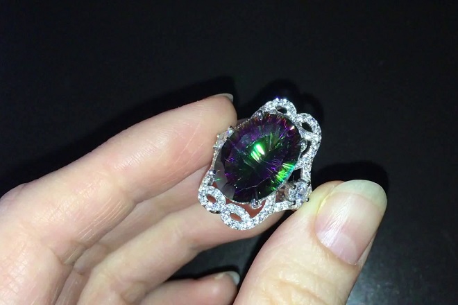 Серебряное кольцо с радужным кварцем Серебряное кольцо с радужным кварцем