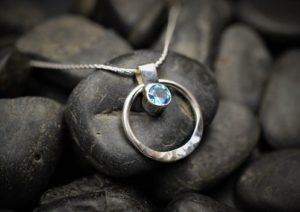 серебряная подвеска с голубым топазом, 165 USD