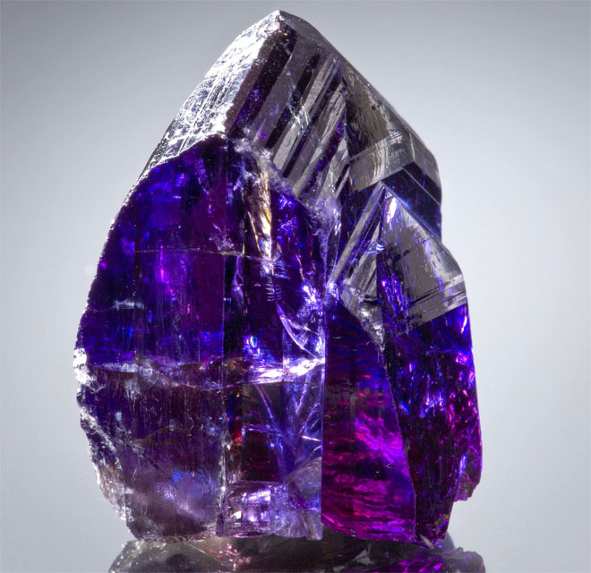 камень танзанит
